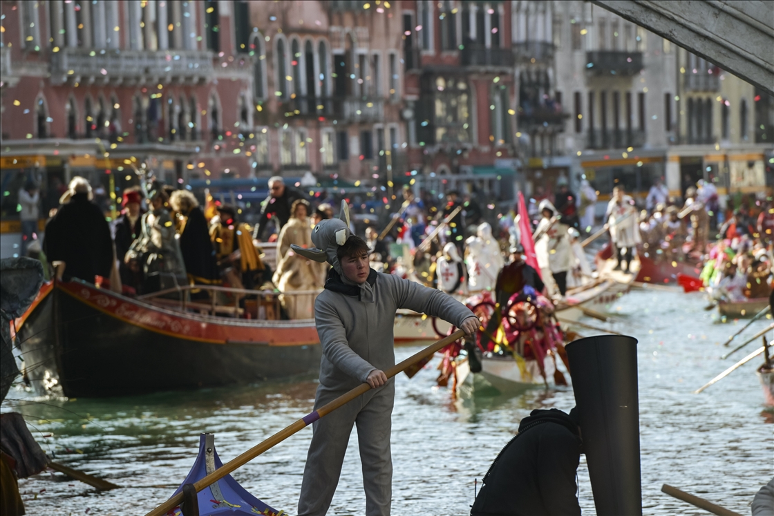 إيطاليا.. انطلاق كرنفال البندقية بعرض مائي في القناة الكبرى