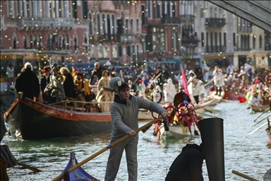 إيطاليا.. انطلاق كرنفال البندقية بعرض مائي في القناة الكبرى
