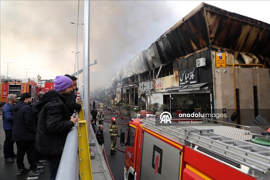 Tahran'daki bir çarşıda yangın çıktı