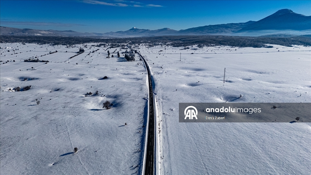 Bosna Hersek’te Vrtoce köyü beyaza büründü
