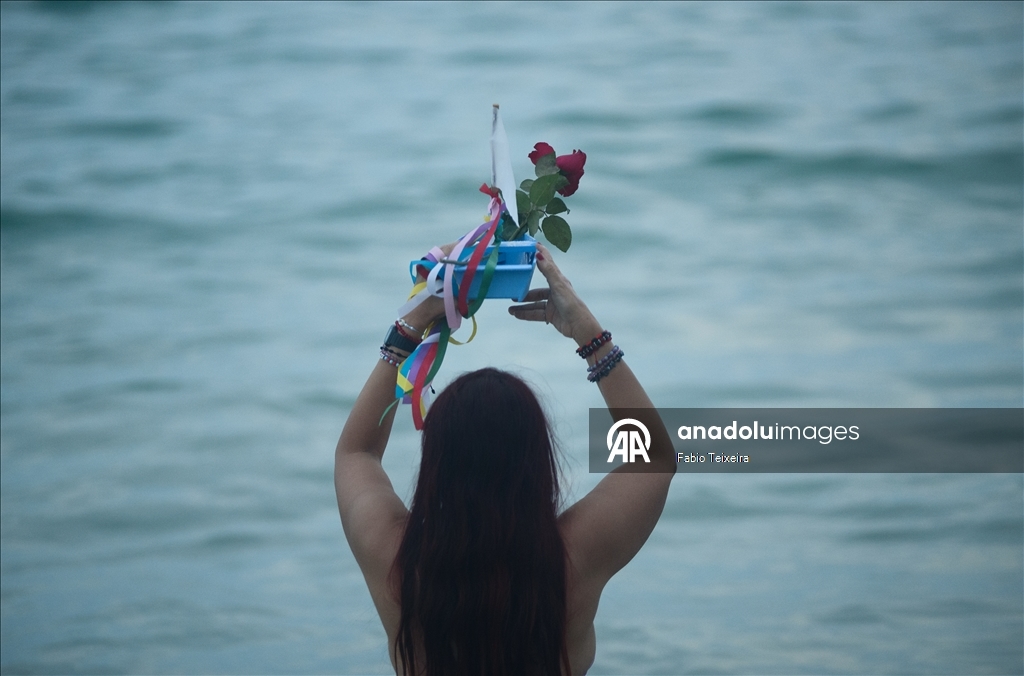 В Бразилии прошел традиционный фестиваль в знак почитания богини моря Леманжи