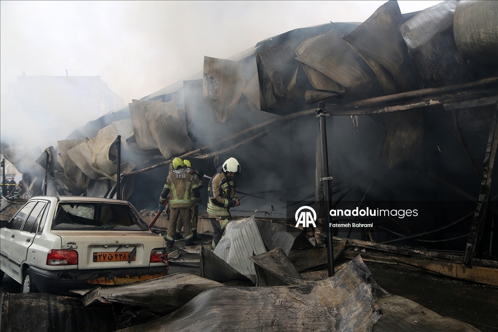 Tahran'daki bir çarşıda yangın çıktı