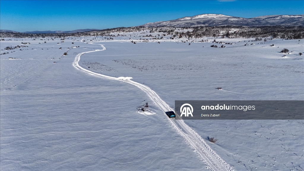 Bosna Hersek’te Vrtoce köyü beyaza büründü