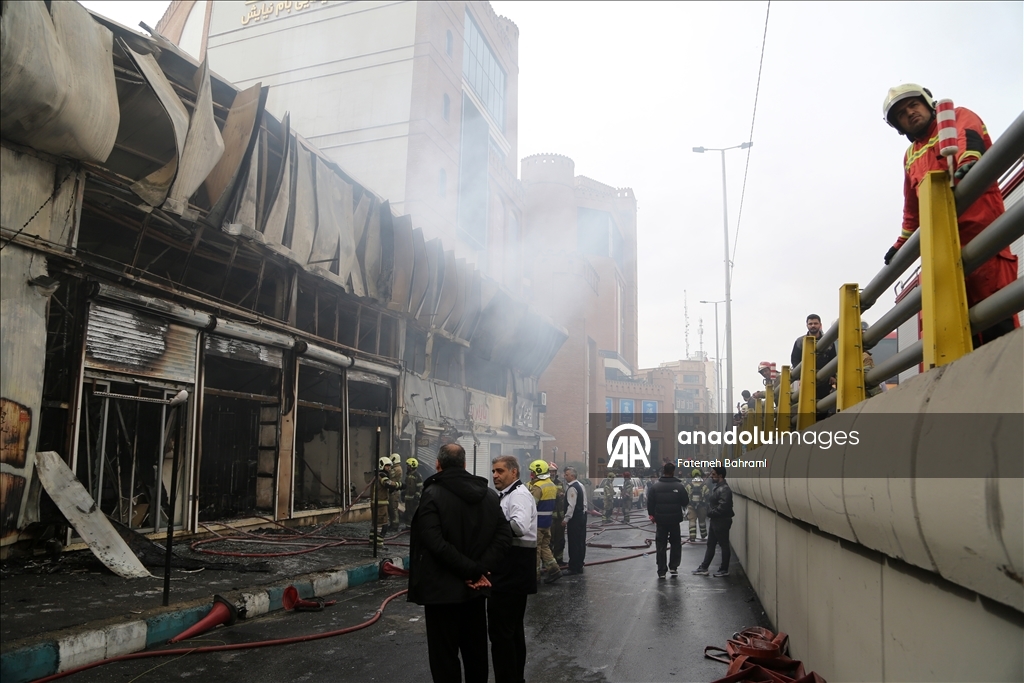 Tahran'daki bir çarşıda yangın çıktı