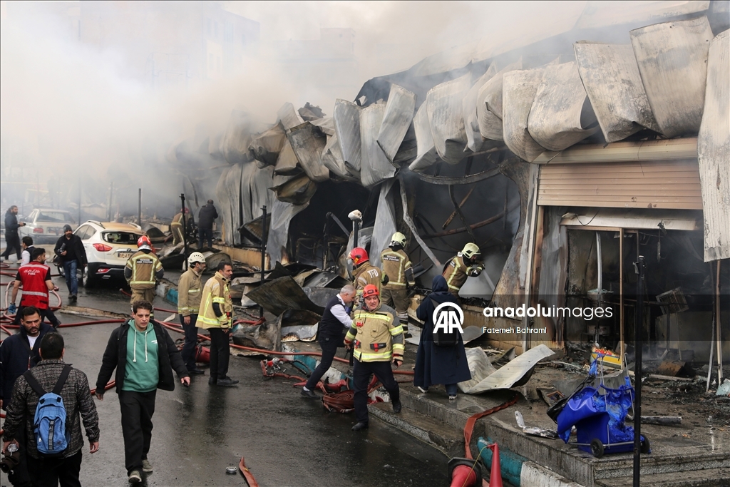Tahran'daki bir çarşıda yangın çıktı