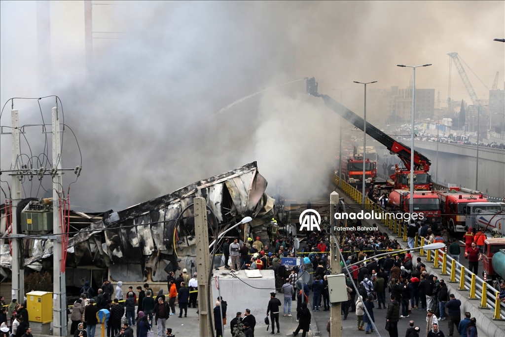 Tahran'daki bir çarşıda yangın çıktı