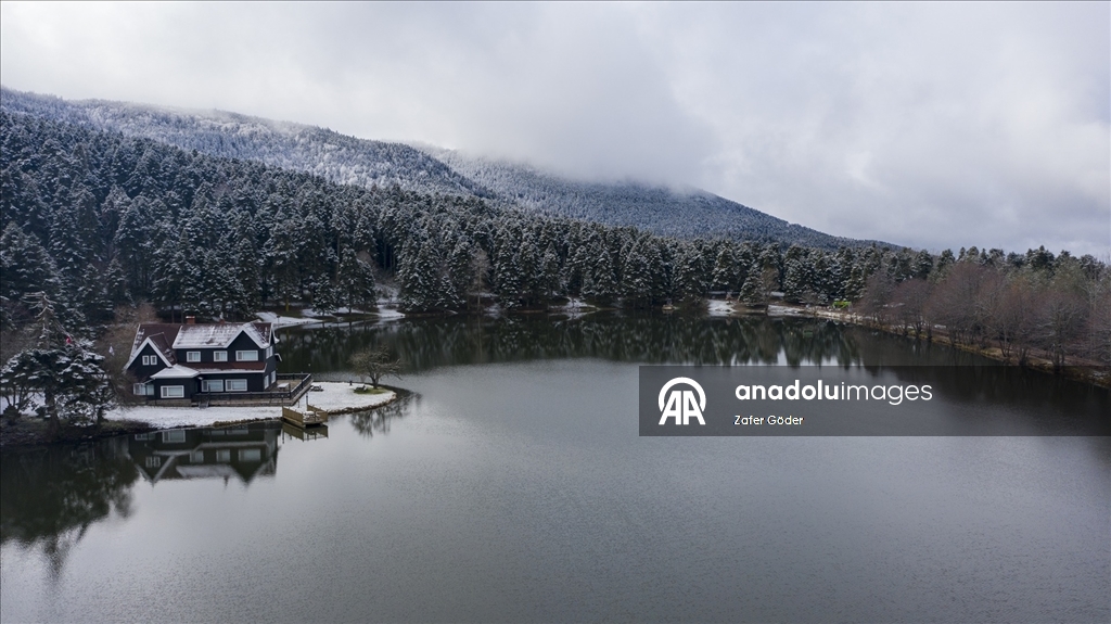 Kar yağışının ardından Gölcük Tabiat Parkı'nda kartpostal manzaralar oluştu