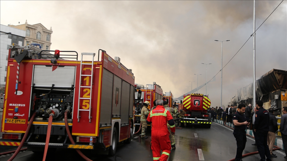 Tahran'daki bir çarşıda yangın çıktı