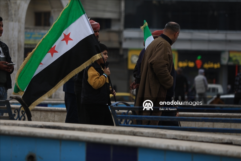 Трехзвездочный флаг Сирии появился в освобожденной Ракке