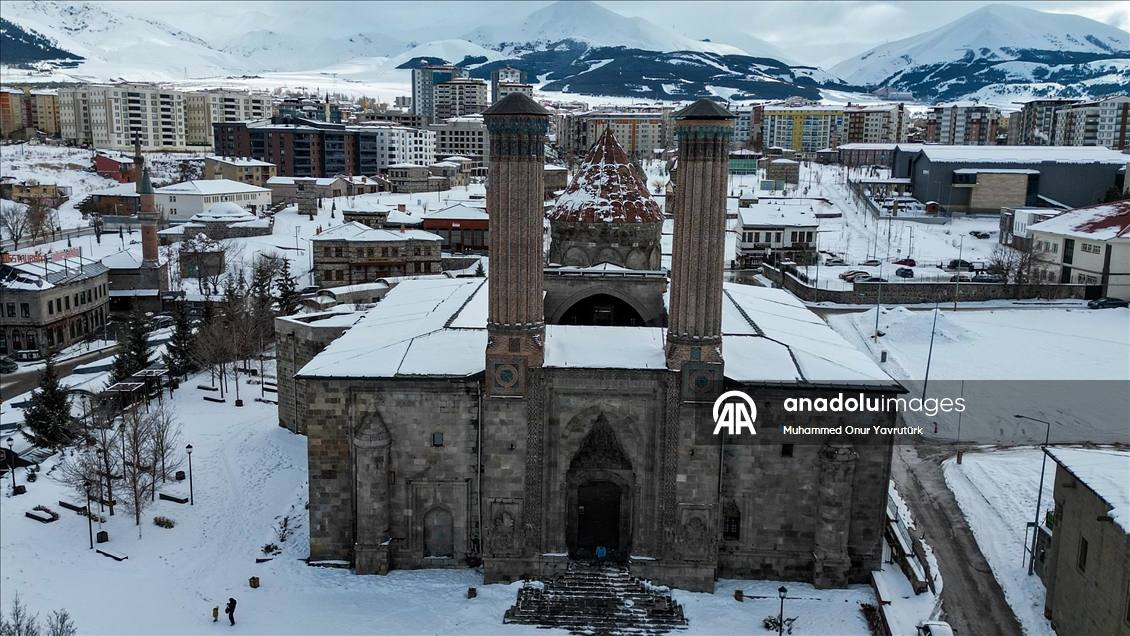 Yeniden karla kaplanan Erzurum'da güzel kış manzaraları oluştu