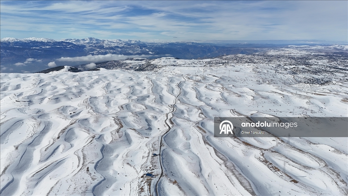 Sertavul Geçidi'nde kar manzarası havadan görüntülendi
