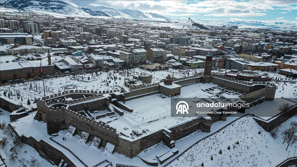 Yeniden karla kaplanan Erzurum'da güzel kış manzaraları oluştu