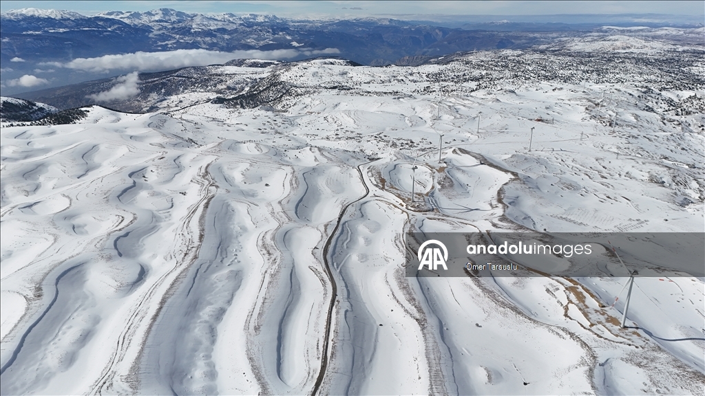 Sertavul Geçidi'nde kar manzarası havadan görüntülendi