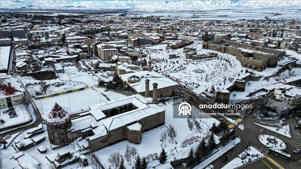 Yeniden karla kaplanan Erzurum'da güzel kış manzaraları oluştu