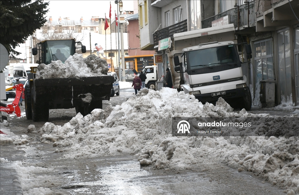 Kar kalınlığının 1 metreyi aştığı Sarıkamış'ta biriken kar şehir dışına taşınıyor
