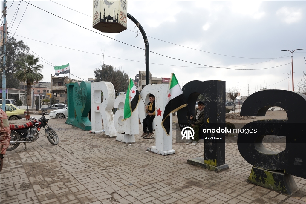 Трехзвездочный флаг Сирии появился в освобожденной Ракке