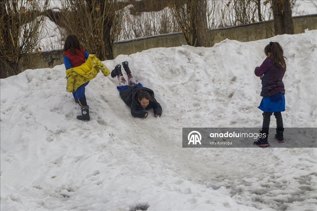 Kars'ta kar yağışı ve soğuk hava etkili oluyor