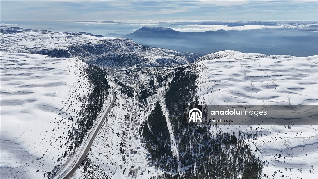 Sertavul Geçidi'nde kar manzarası havadan görüntülendi