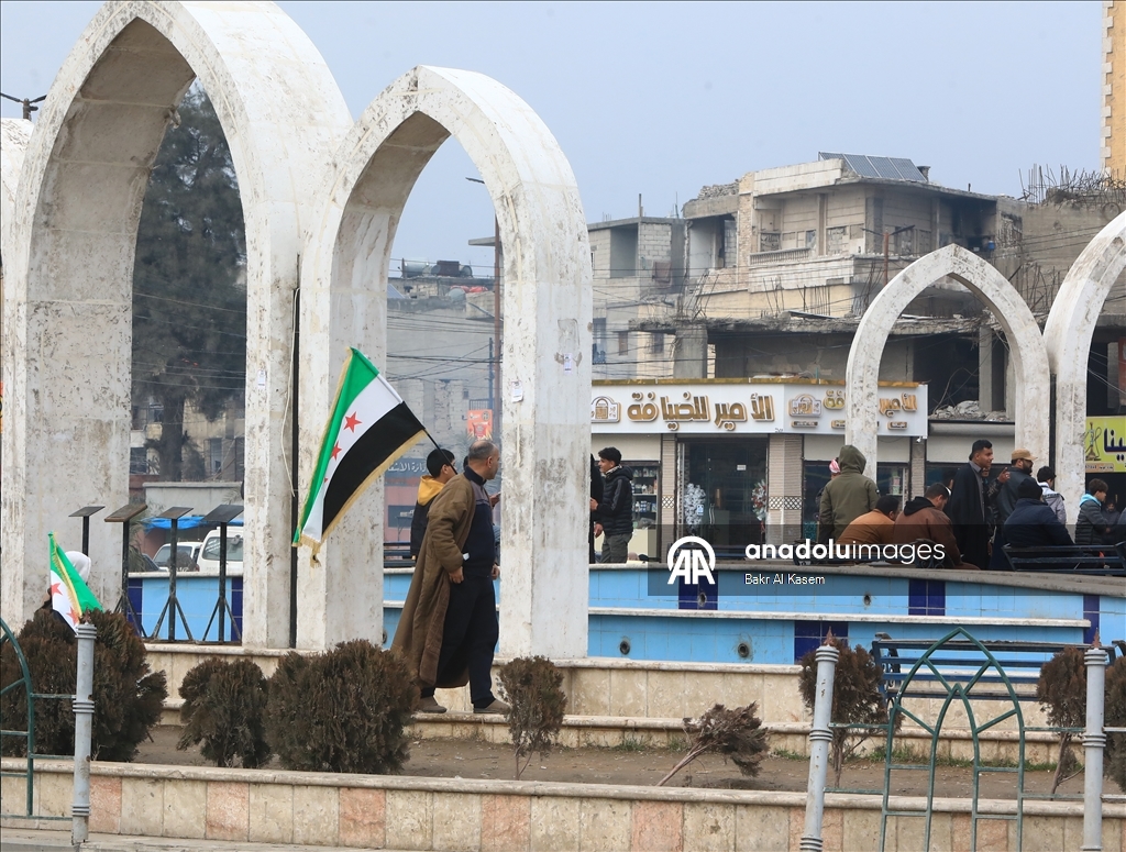 Трехзвездочный флаг Сирии появился в освобожденной Ракке