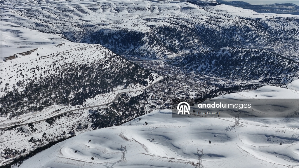 Sertavul Geçidi'nde kar manzarası havadan görüntülendi