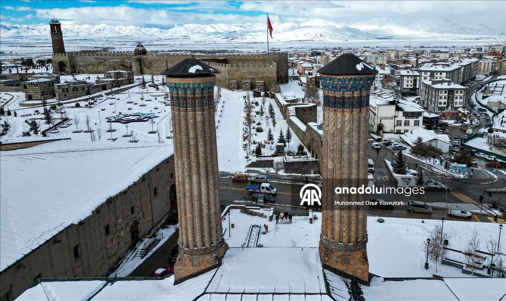 Yeniden karla kaplanan Erzurum'da güzel kış manzaraları oluştu