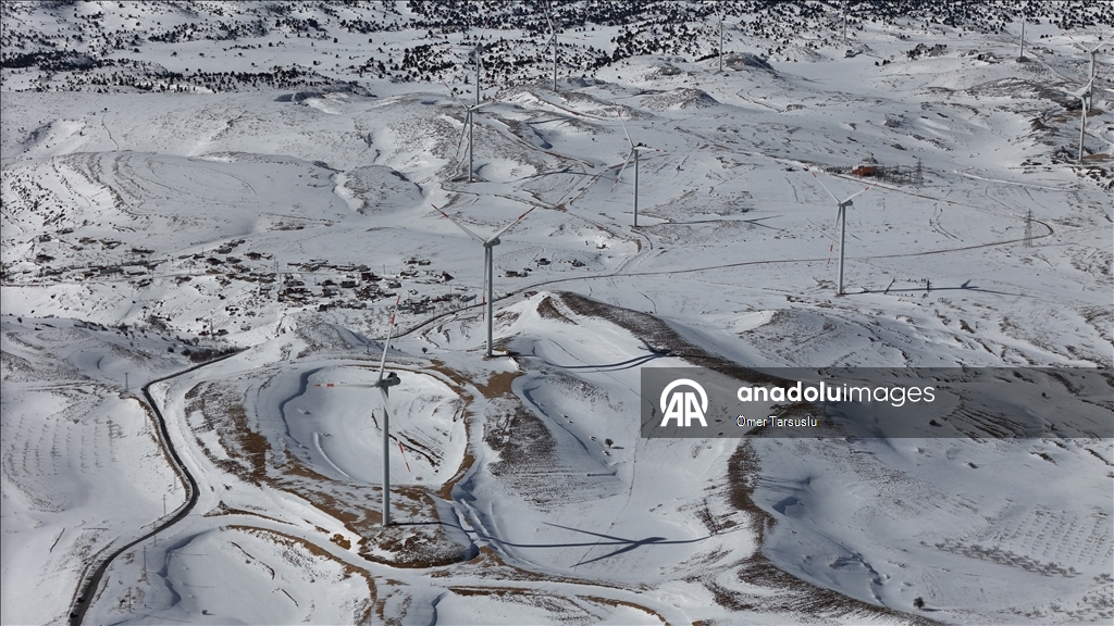 Sertavul Geçidi'nde kar manzarası havadan görüntülendi