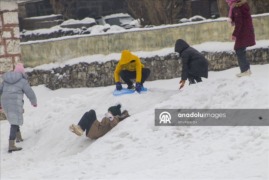 Kars'ta kar yağışı ve soğuk hava etkili oluyor