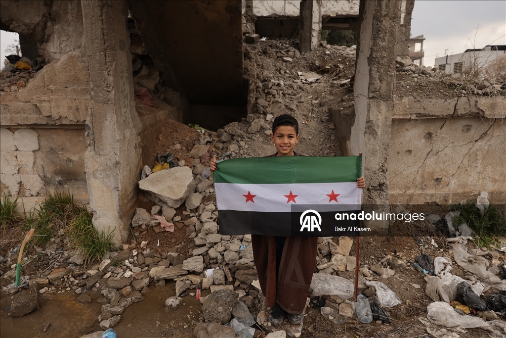 Трехзвездочный флаг Сирии появился в освобожденной Ракке