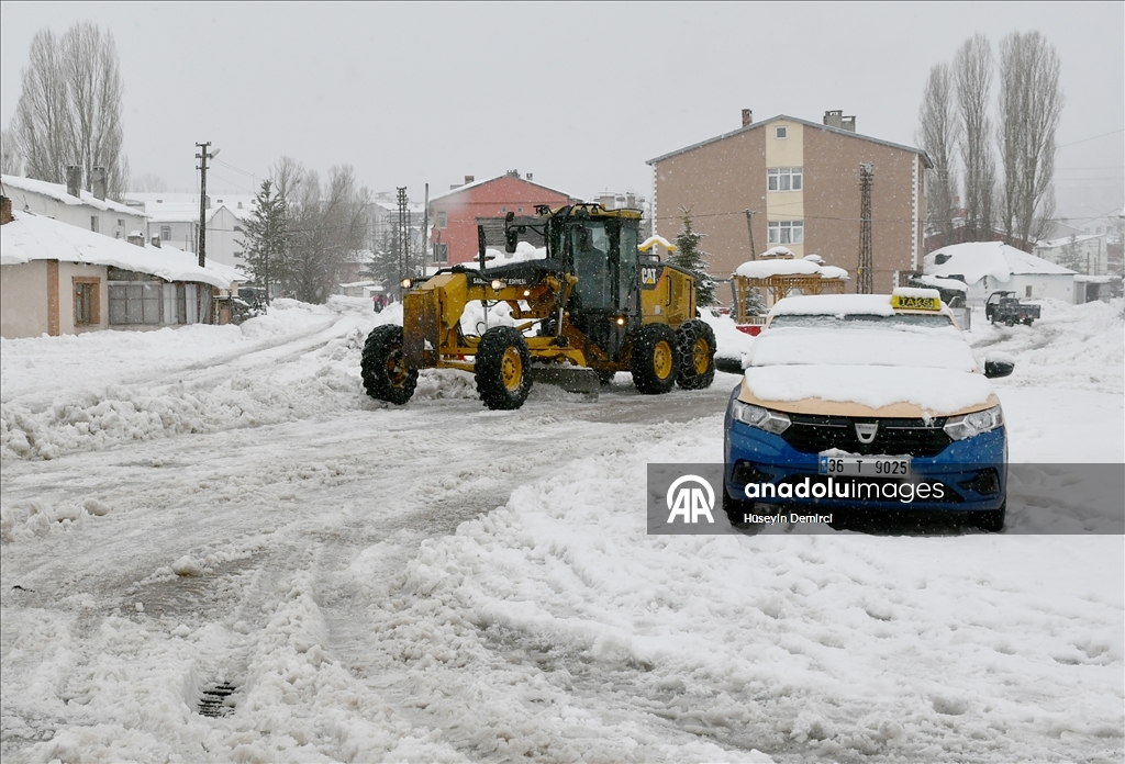 Kar kalınlığının 1 metreyi aştığı Sarıkamış'ta biriken kar şehir dışına taşınıyor