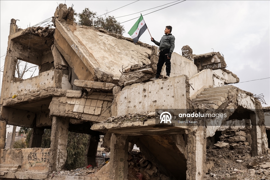 Трехзвездочный флаг Сирии появился в освобожденной Ракке