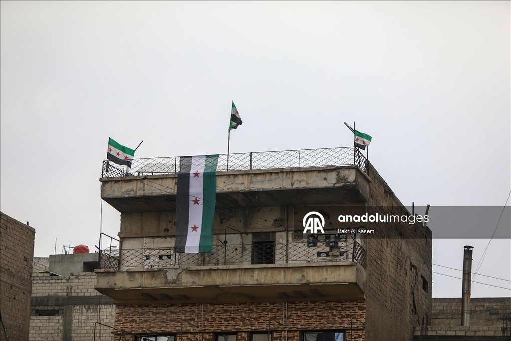 Трехзвездочный флаг Сирии появился в освобожденной Ракке
