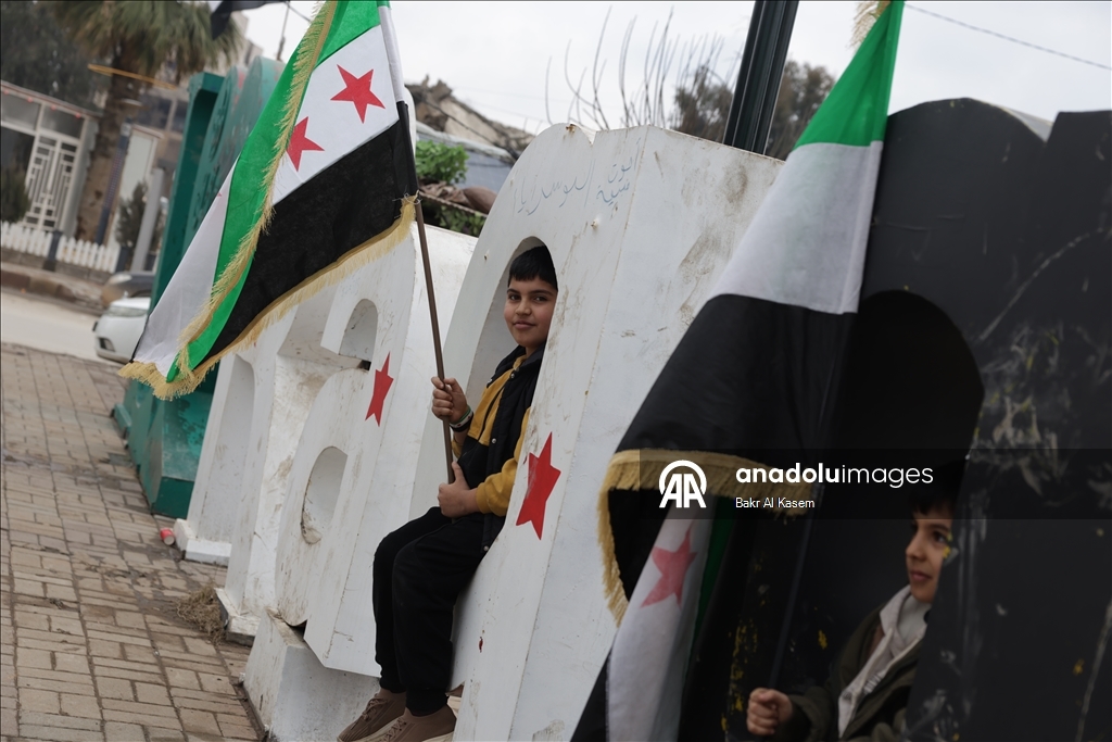 Трехзвездочный флаг Сирии появился в освобожденной Ракке