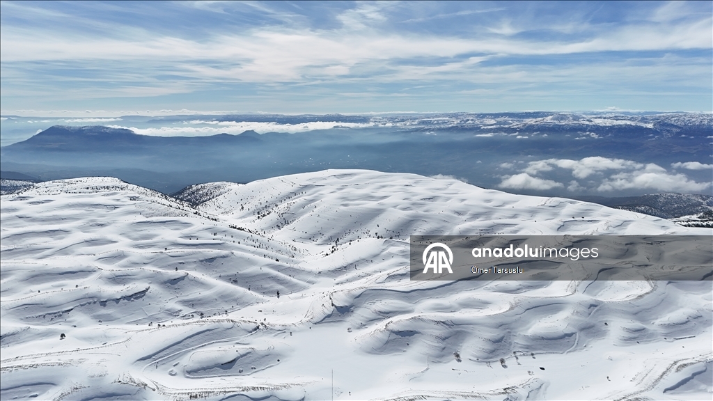 Sertavul Geçidi'nde kar manzarası havadan görüntülendi