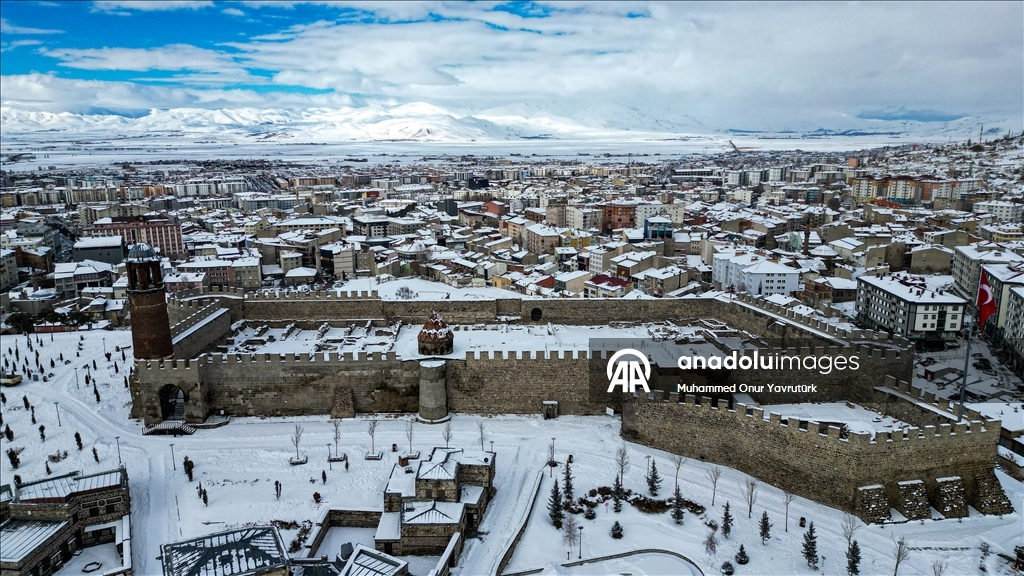 Yeniden karla kaplanan Erzurum'da güzel kış manzaraları oluştu