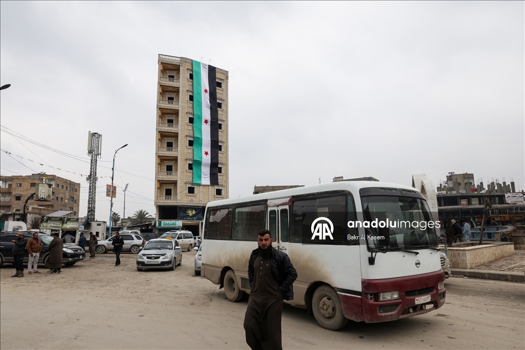 Трехзвездочный флаг Сирии появился в освобожденной Ракке