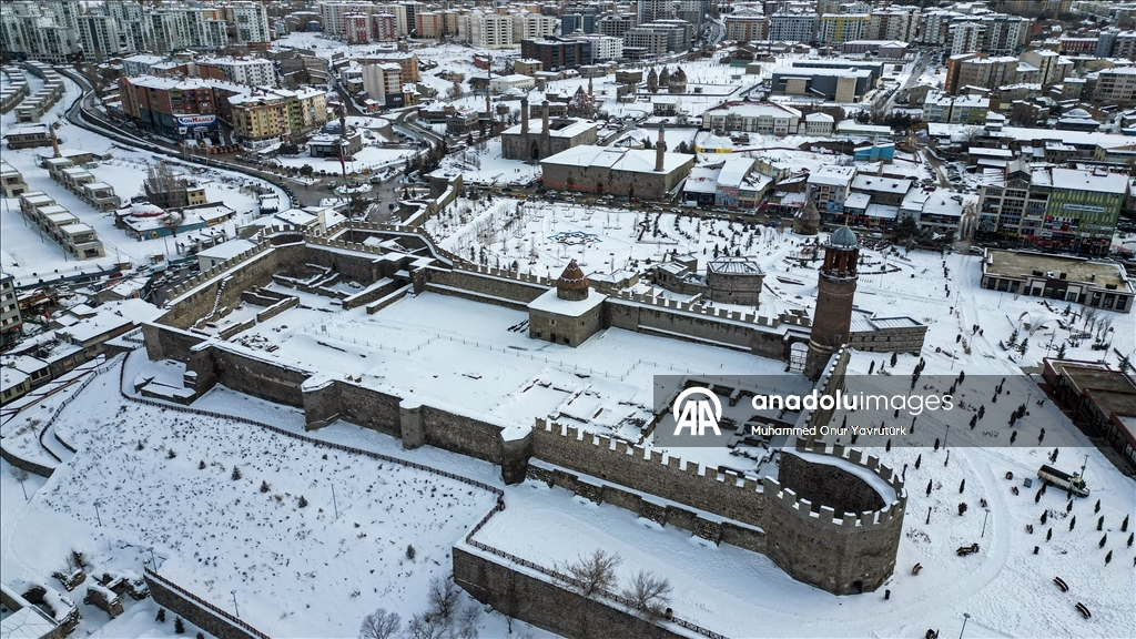 Yeniden karla kaplanan Erzurum'da güzel kış manzaraları oluştu