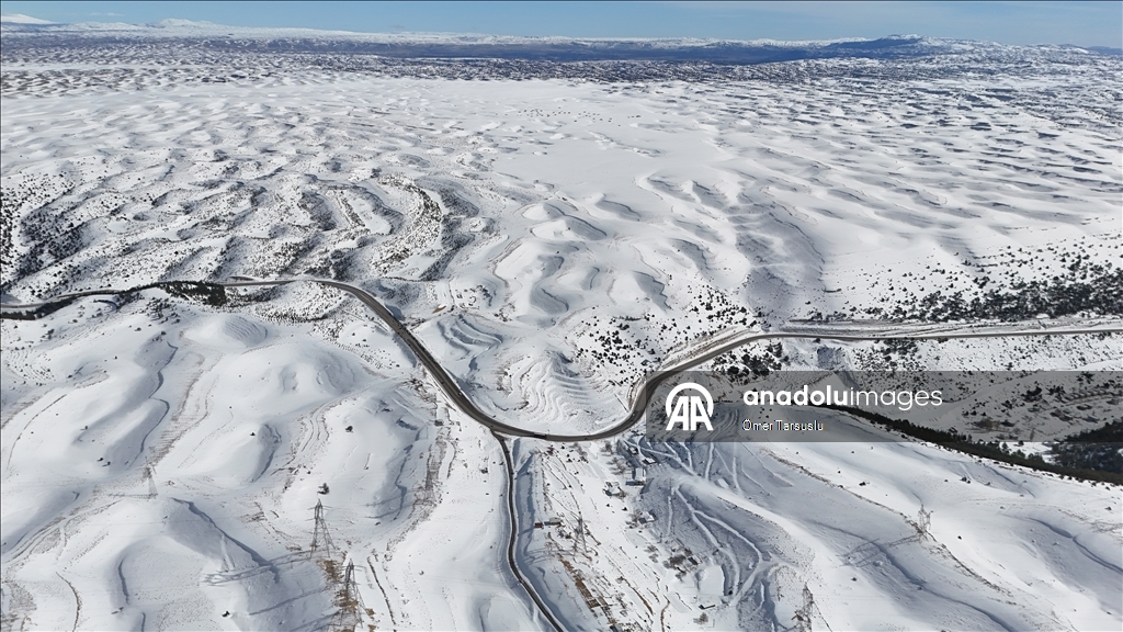 Sertavul Geçidi'nde kar manzarası havadan görüntülendi