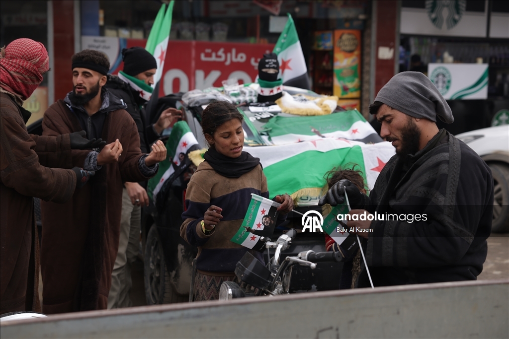 Трехзвездочный флаг Сирии появился в освобожденной Ракке