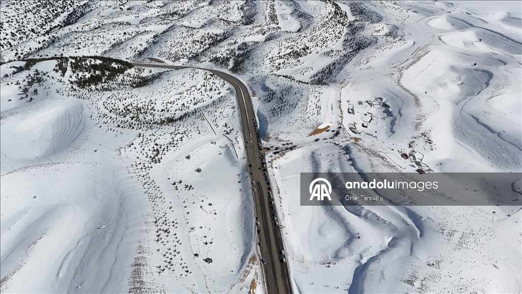 Sertavul Geçidi'nde kar manzarası havadan görüntülendi