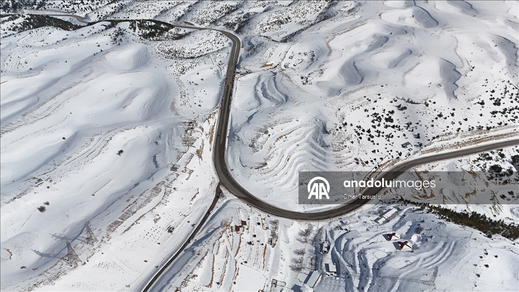 Sertavul Geçidi'nde kar manzarası havadan görüntülendi