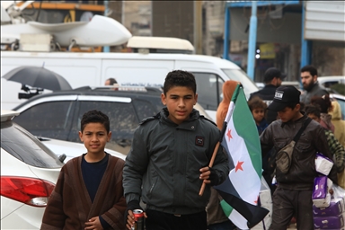 Трехзвездочный флаг Сирии появился в освобожденной Ракке