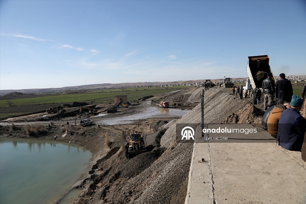 YPG'nin Aynularab'ın Şuyuk beldesinde patlattığı köprüyü halk kendi imkanlarıyla onarıyor