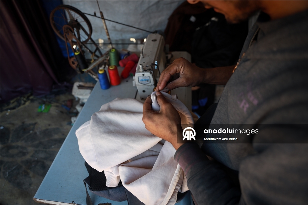 В Газе портной Танбура превратил палатку в мастерскую