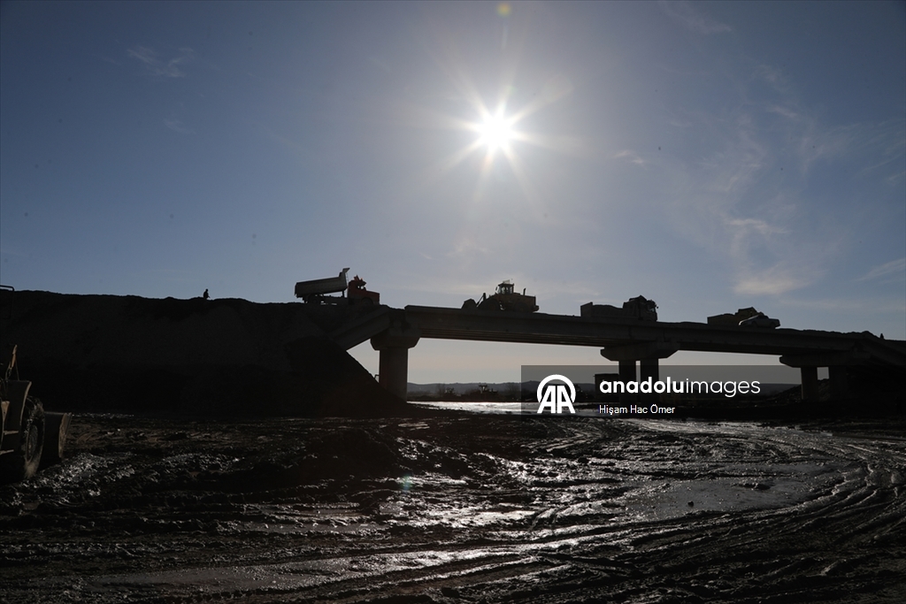 YPG'nin Aynularab'ın Şuyuk beldesinde patlattığı köprüyü halk kendi imkanlarıyla onarıyor