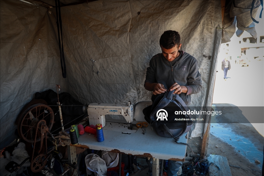 В Газе портной Танбура превратил палатку в мастерскую