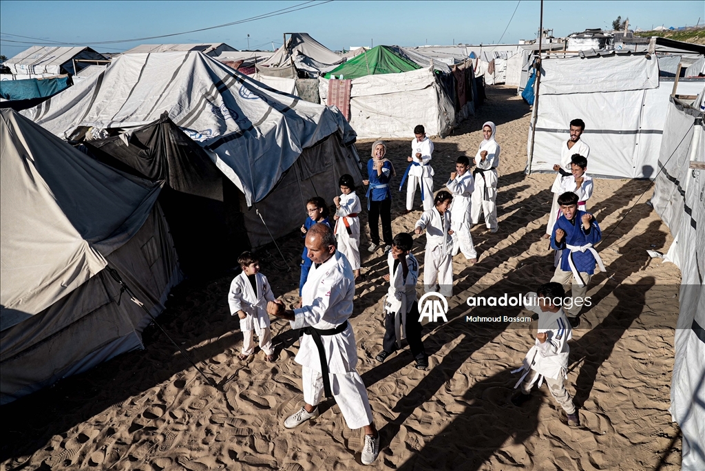 В Газе тренер по карате проводит занятия для детей в палаточном лагере