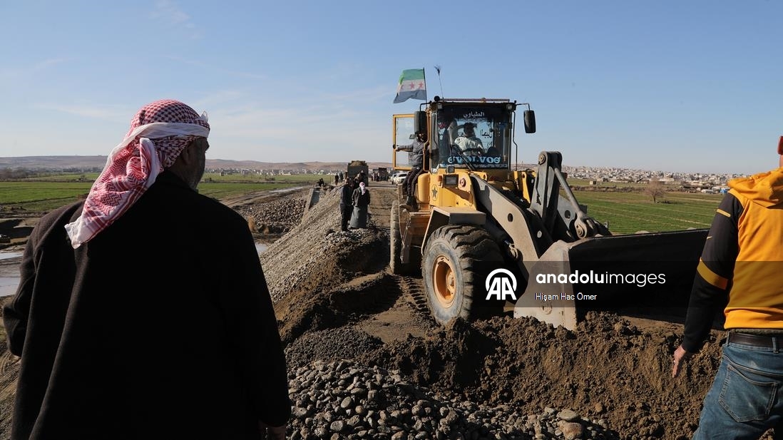 YPG'nin Aynularab'ın Şuyuk beldesinde patlattığı köprüyü halk kendi imkanlarıyla onarıyor