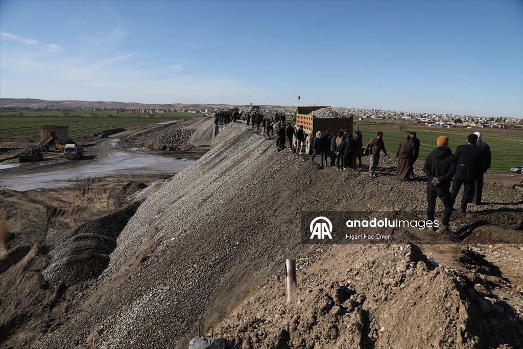 YPG'nin Aynularab'ın Şuyuk beldesinde patlattığı köprüyü halk kendi imkanlarıyla onarıyor
