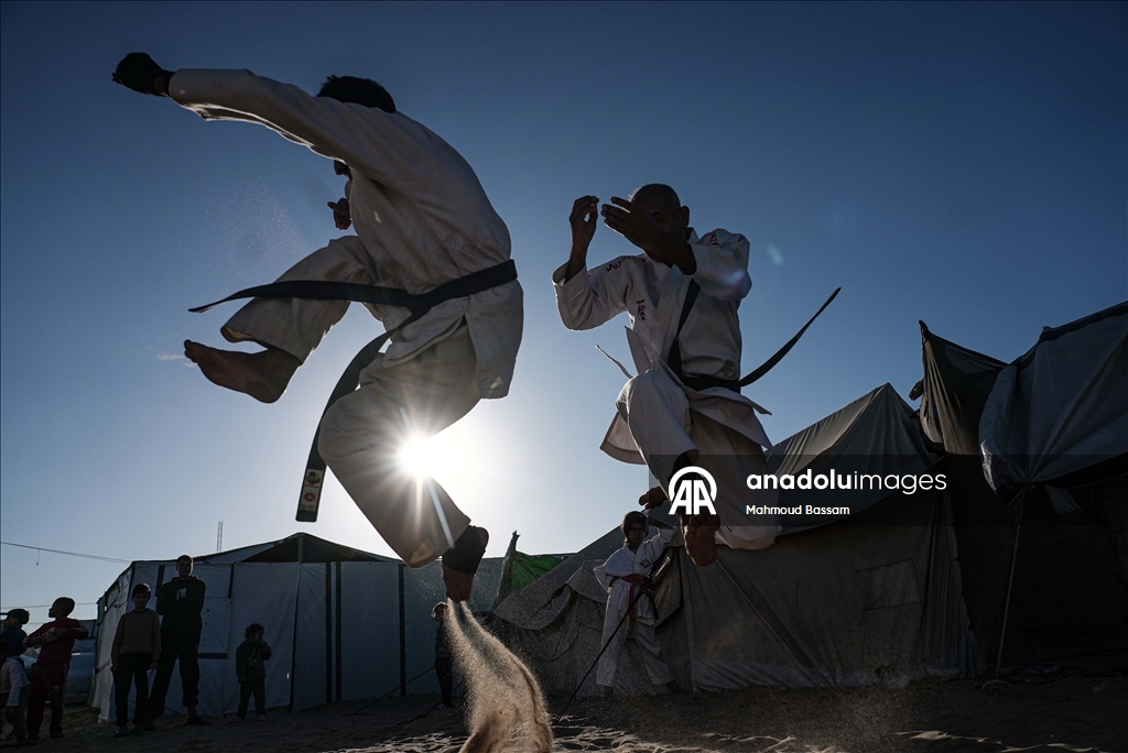 В Газе тренер по карате проводит занятия для детей в палаточном лагере