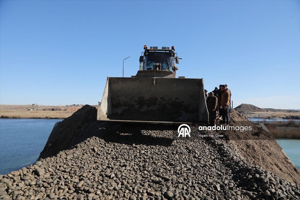 YPG'nin Aynularab'ın Şuyuk beldesinde patlattığı köprüyü halk kendi imkanlarıyla onarıyor